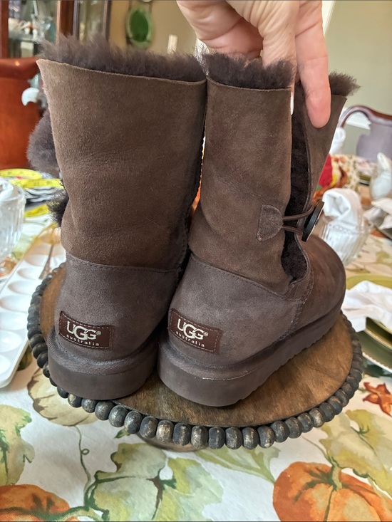 UGG Shoes - Ugg Bailey Leather/Sheepskin Button Boots in Chocolate Size 7